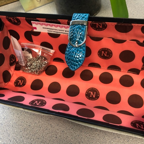 SOLD 💰Nicole Lee Magazine Style Clutch - Picture 5 of 6